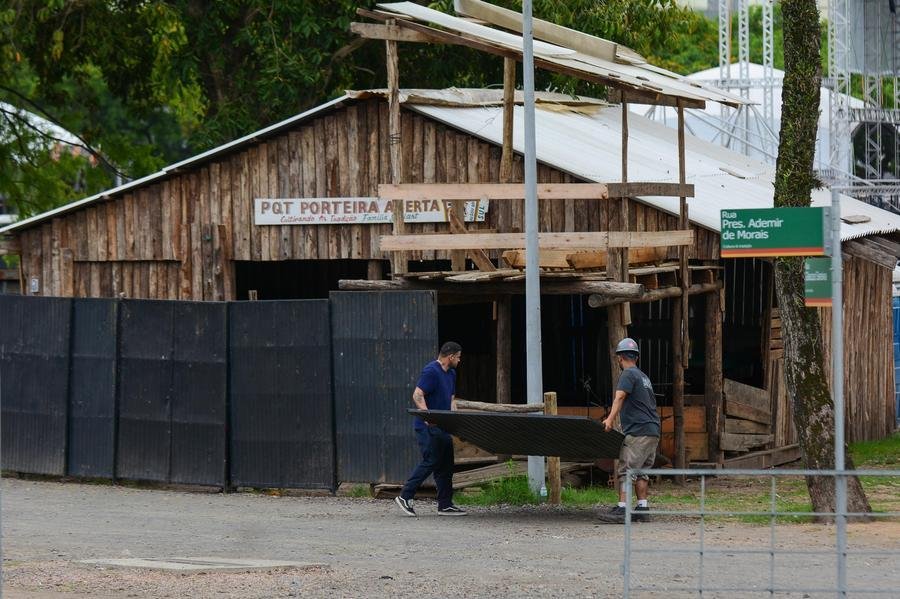 Piquete ainda permanece no Parque Harmonia. Nesta ter&ccedil;a-feira, equipes terceirizadas estavam retirando o tapume que protegia o galp&atilde;o