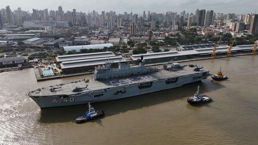 Navio-Aer&oacute;dromo Multiprop&oacute;sito  Atl&acirc;ntico est&aacute; atracado em Bel&eacute;m para integrar as a&ccedil;&otilde;es do Comando Operacional Conjunto &ldquo;Marajoara&rdquo; da COP30
