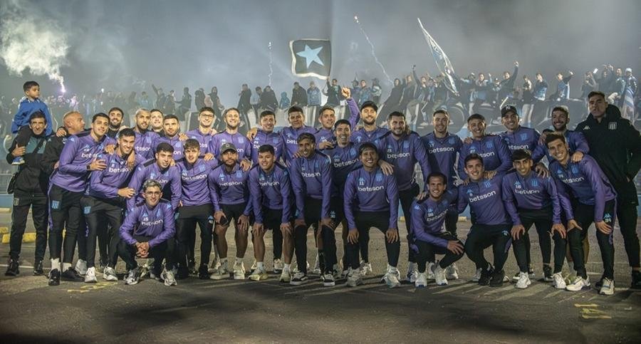 Jogadores e torcedores juntos no &uacute;ltimo treino do Racing