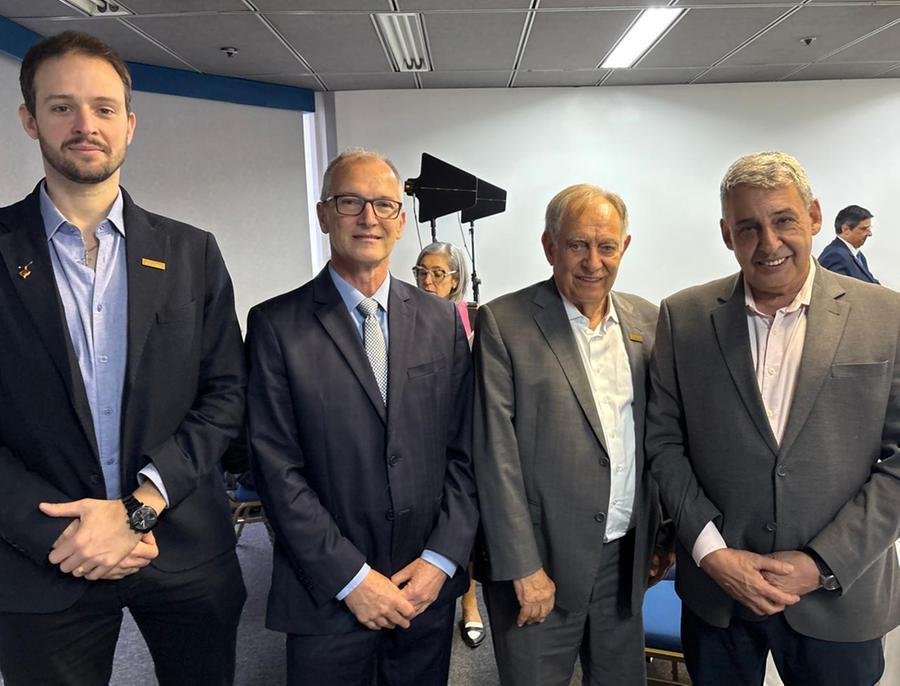 Rafael Sacchi, Luiz Ant&ocirc;nio Bins, Cl&aacute;udio Bier e o prefeito Sebasti&atilde;o Melo, no almo&ccedil;o da Contec, na Fiergs