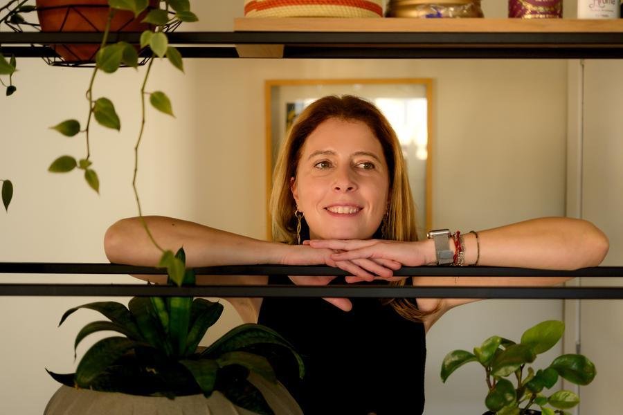 Escritora curitibana Ana Em&iacute;lia Cardoso lan&ccedil;a livro