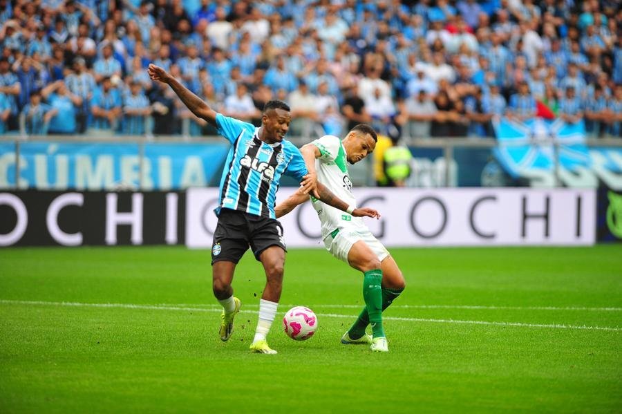 Edenilson tem se firmado no time do Gr&ecirc;mio com Mano Menezes