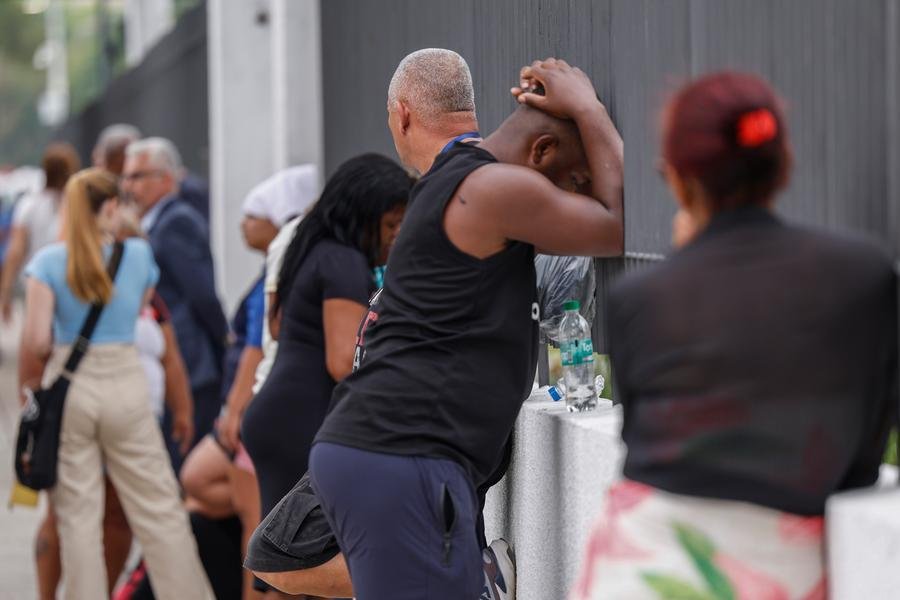 Parentes come&ccedil;am identifica&ccedil;&atilde;o de corpos, ap&oacute;s megaopera&ccedil;&atilde;o no Rio