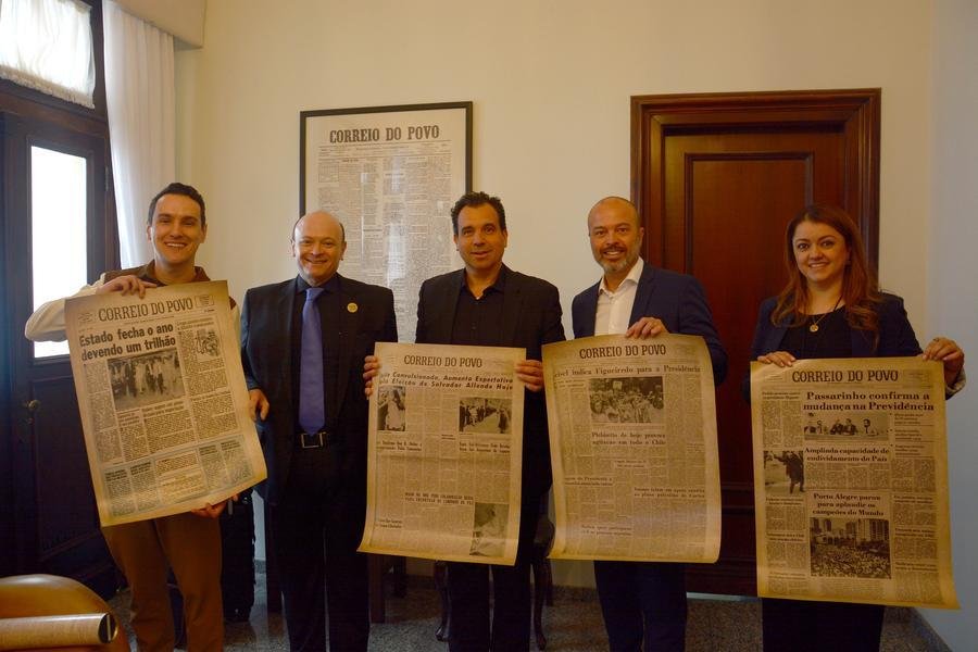 Comitiva da Unicred visita o Correio do Povo, da esquerda para a direita: Conrado Oliveira, Analista de Marketing da Unicred - N&uacute;cleo Gera&ccedil;&atilde;o; Marcelo Dantas, presidente do Correio do Povo;  Dr. Elias Kalil Neto, Coordenador da Unicred - N&uacute;cleo Gera&ccedil;&atilde;o; Marcelo Hoffmeister, Diretor Regional de Neg&oacute;cios da Unicred do Brasil e Gl&aacute;ucia Machado Pereira Rodrigues, Gerente de Marketing da Unicred - N&uacute;cleo Gera&ccedil;&atilde;o