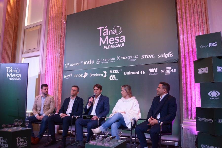T&aacute; na Mesa na Federasul
E/D: Thomas Fontana, Presd da G30 Serra Ga&uacute;cha, Dep Est Guilherme Pasin, Rafael Goelzer, vice-presd de Integra&ccedil;&atilde;o da Federasul,  Fernanda Barth, Sec de Des Econ e Turismo de POA e Vin&iacute;cius Garcia, Presd do Inst RSNASCE