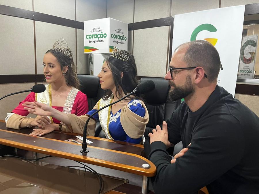 Em visita ao Correio do Povo, o presidente da FenaMassa 2025, Felipe Anziliero, e a corte da festa, representada pela rainha o presidente da Ingrid Lodi Barison e pela princesa Amanda Falavigna