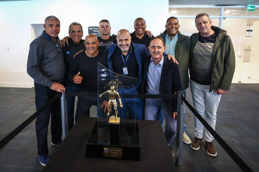Ex-jogadores do Gr&ecirc;mio recebem a ta&ccedil;a da Supercopa do Brasil de 1990