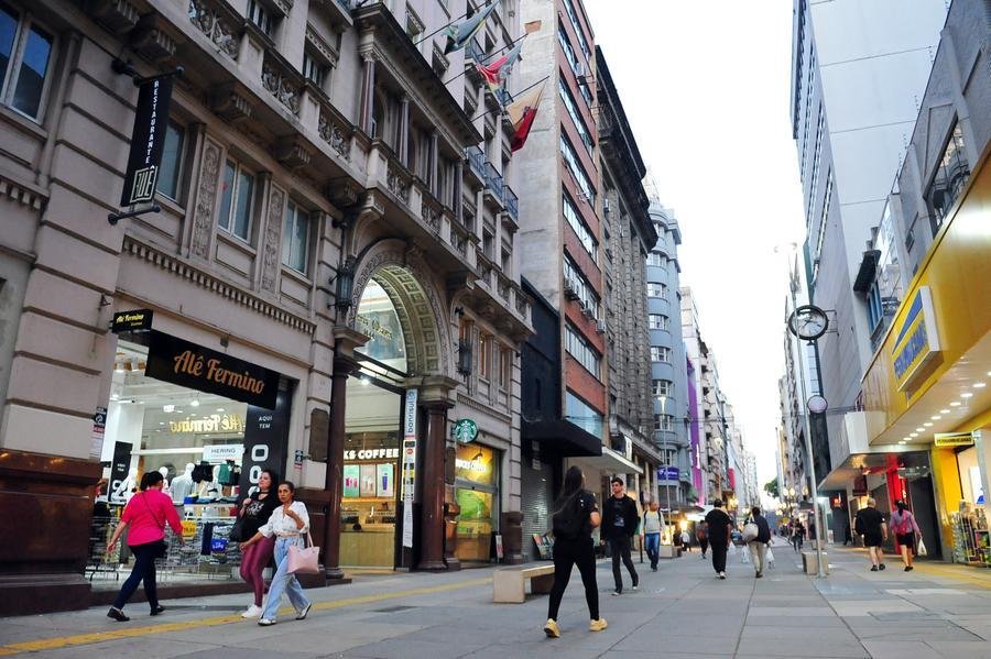 Lojas de rua poder&atilde;o funcionar em hor&aacute;rios definidos pelos pr&oacute;prios comerciantes, desde que respeitados acordos trabalhistas