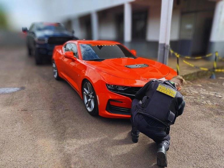 Pol&iacute;cia Federal apreendeu dois carros de luxo durante a&ccedil;&atilde;o contra explora&ccedil;&atilde;o de jogos de azar e coibir lavagem de capitais