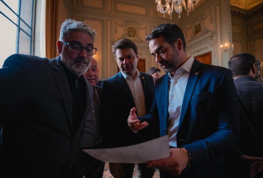 Presidente da Federarroz, Denis Nunes (&agrave; esq.), disse ter sa&iacute;do do encontro "satisfeito e esperan&ccedil;oso"