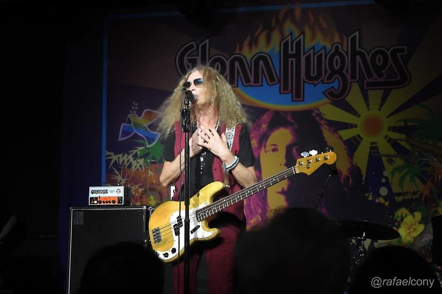 Glenn Hughes emocionou os f&atilde;s no show de 2023 em Porto Alegre