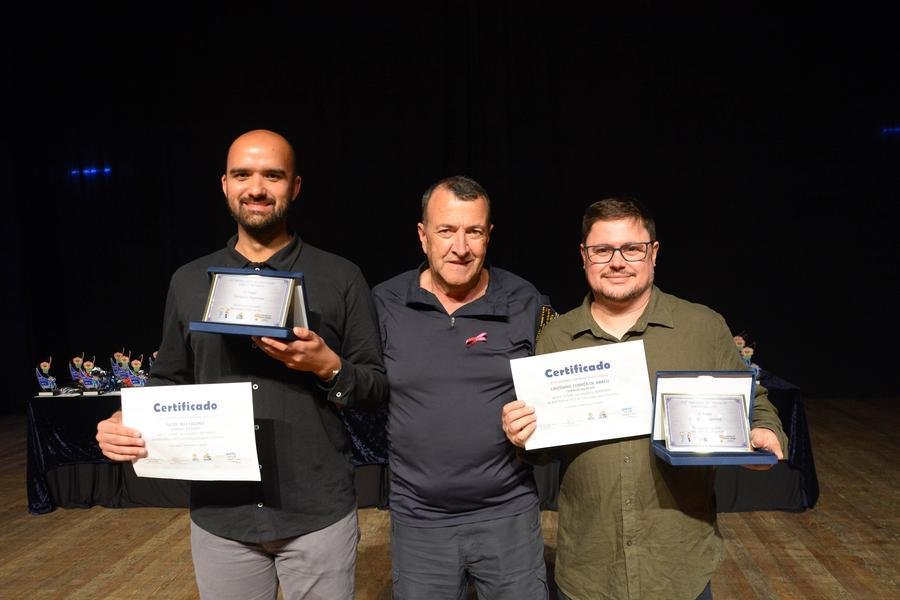 Felipe Faleiro e Cristiano Abreu receberam as premia&ccedil;&otilde;es do diretor de opera&ccedil;&otilde;es da EPTC, Carlos Pires