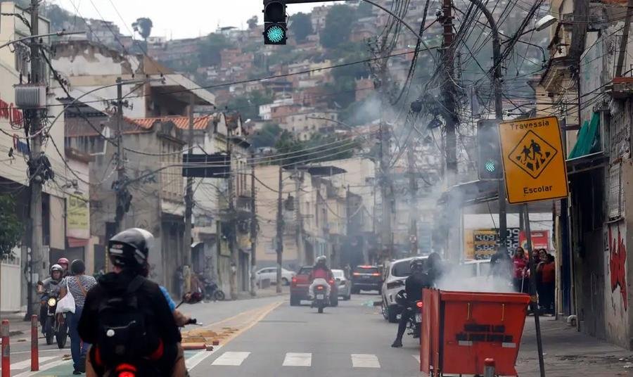 Na ter&ccedil;a-feira, as Pol&iacute;cias Civis e Militar do Rio realizaram uma opera&ccedil;&atilde;o contra o Comando Vermelho nos Complexos da Penha e do Alem&atilde;o