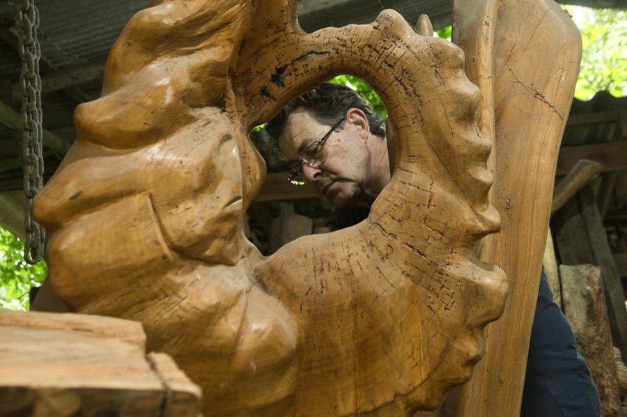 Artista Itelvino Jahn faz suas esculturas em madeira