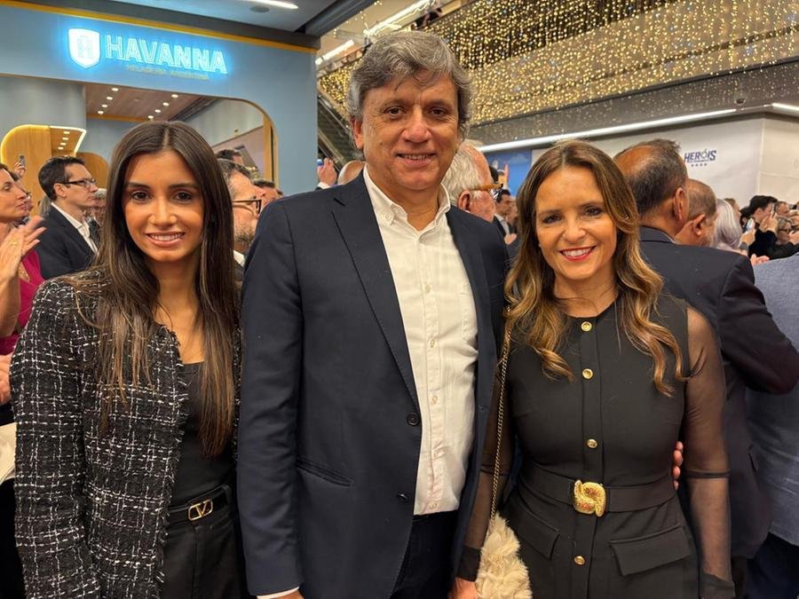Isabella, com os pais Ant&ocirc;nio Cesa Longo e Margot Dreher, na inaugura&ccedil;&atilde;o do novo Bourbon Carlos Gomes