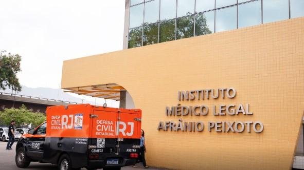 Ao menos 100 corpos j&aacute; foram identificados, mas os nomes n&atilde;o foram divulgados