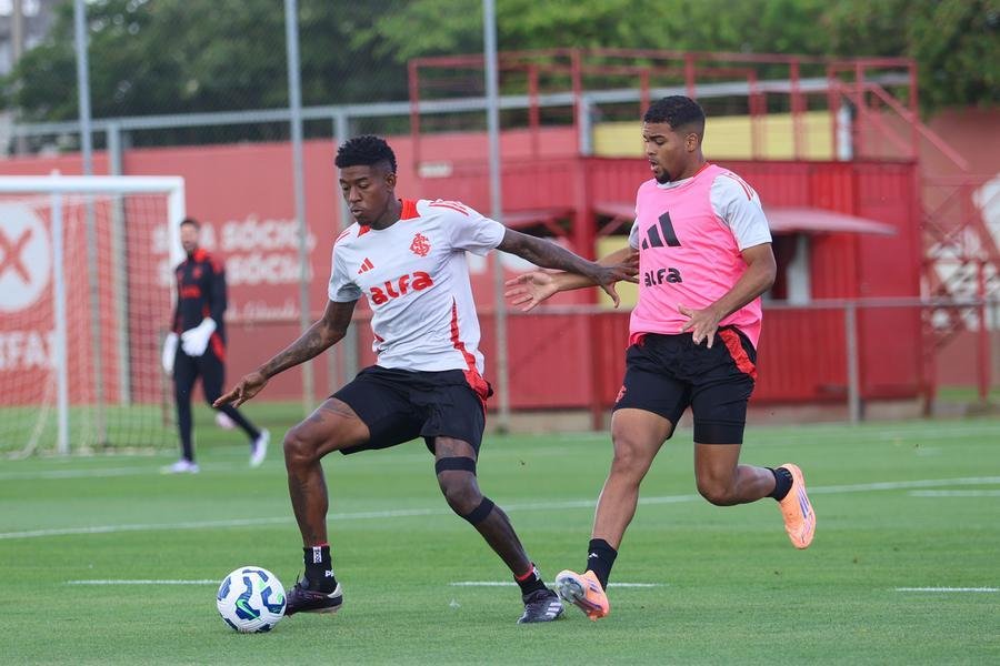 Vit&atilde;o treinou com bola nesta quinta-feira, sinal de que poder&aacute; estar em campo contra o Atl&eacute;tico-MG, neste domingo, no Beira-Rio