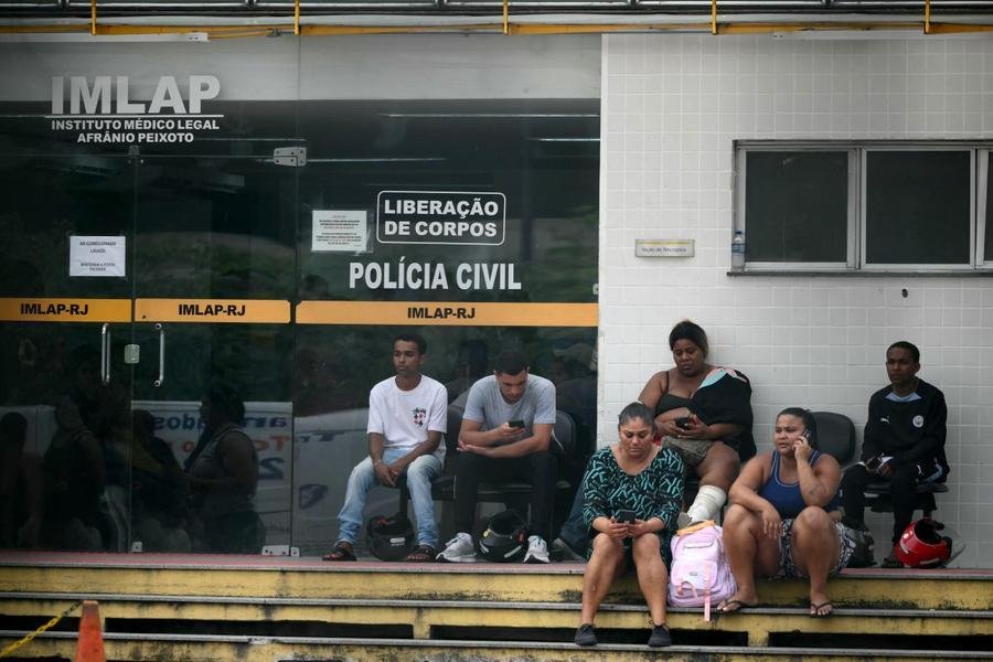 Fam&iacute;lias aguardam libera&ccedil;&otilde;es