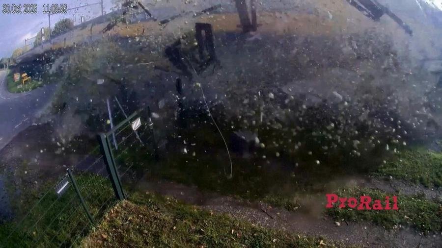 Trem atravessou um caminh&atilde;o na cidade holandesa de Meteren nesta sexta