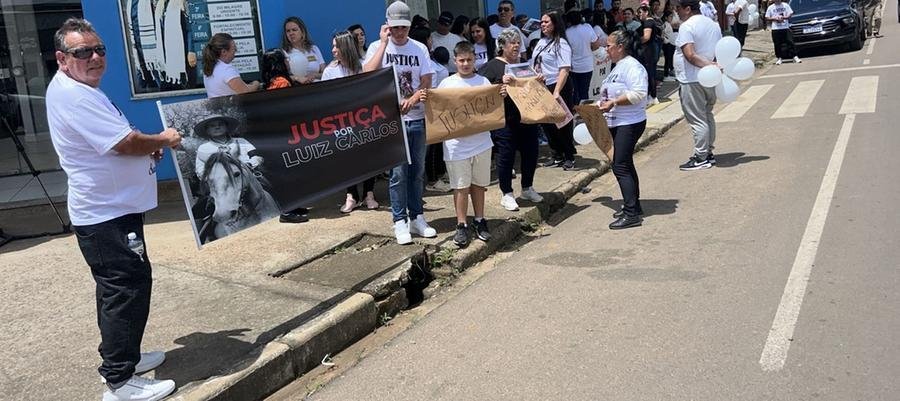 Familiares e amigos de Luiz Carlos de Souza fazem protesto em Buti&aacute;