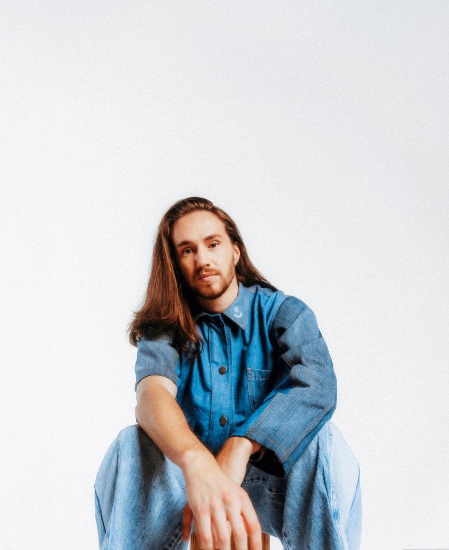 Sucessos do cantor, como &ldquo;O Sol&rdquo; e &ldquo;Morena&rdquo;, acompanham faixas do novo &aacute;lbum no repert&oacute;rio