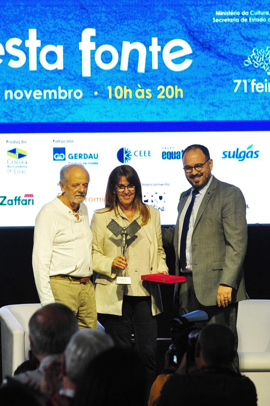 Sergio Faraco, Martha Medeiros e Max Ledur na abertura da Feira do Livro, na Pra&ccedil;a da Alf&acirc;ndega