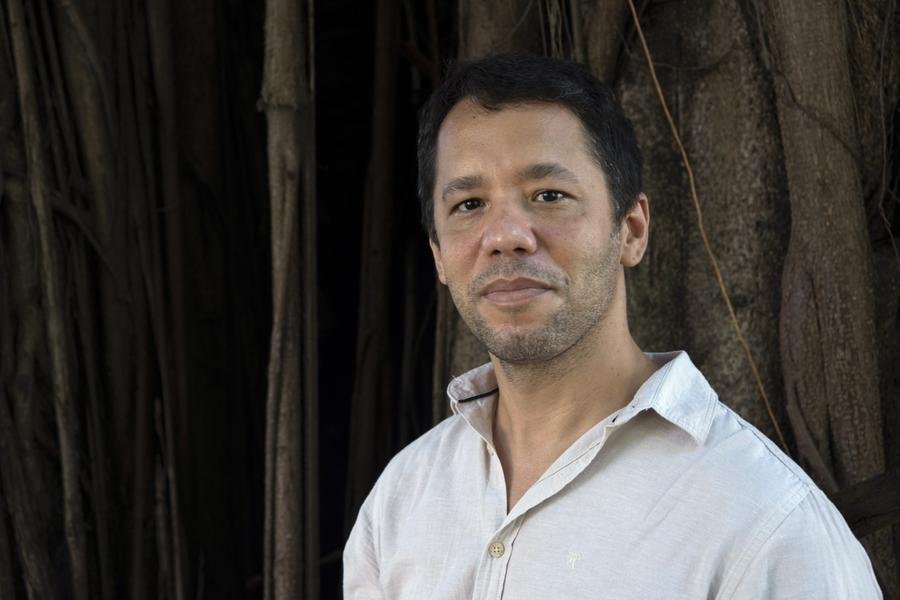 Escritor baiano Itamar Vieira J&uacute;nior tamb&eacute;m foi o autor de 'Torto Arado', que iniciou a 'Trilogia da Terra'
