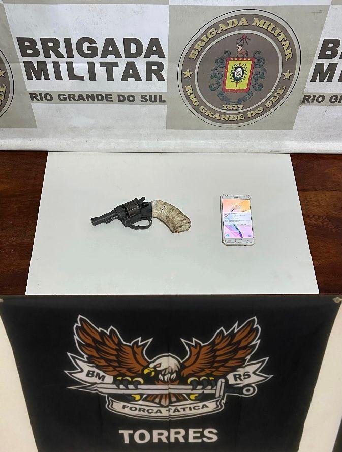 Rev&oacute;lver apreendido com criminoso em Torres