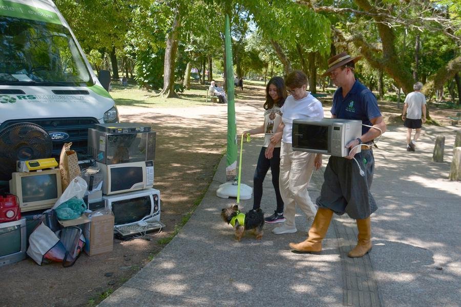 Coleta de res&iacute;duos recicl&aacute;veis
Av&oacute; Carmem L&uacute;cia Carvalho, neta J&uacute;lia e cachorro Pepe descartam micro-ondas