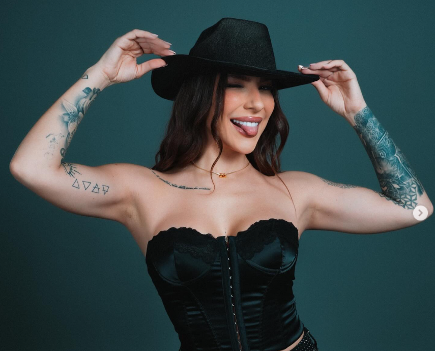 A ga&uacute;cha Martina Sanzi foi expulsa de "A Fazenda 17". O motivo foi o arremesso de um copo de vidro em dire&ccedil;&atilde;o a outra participante. O an&uacute;ncio foi feito aos participantes do reality neste s&aacute;bado, 1&ordm;