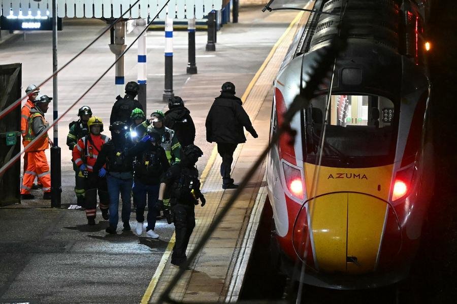 Inglaterra tem ataque com faca em trem