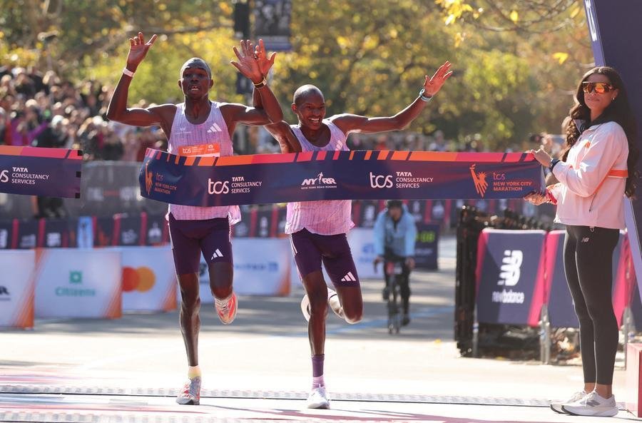 Kipruto (E) chegou menos de um segundo na frente de Mutiso (D)