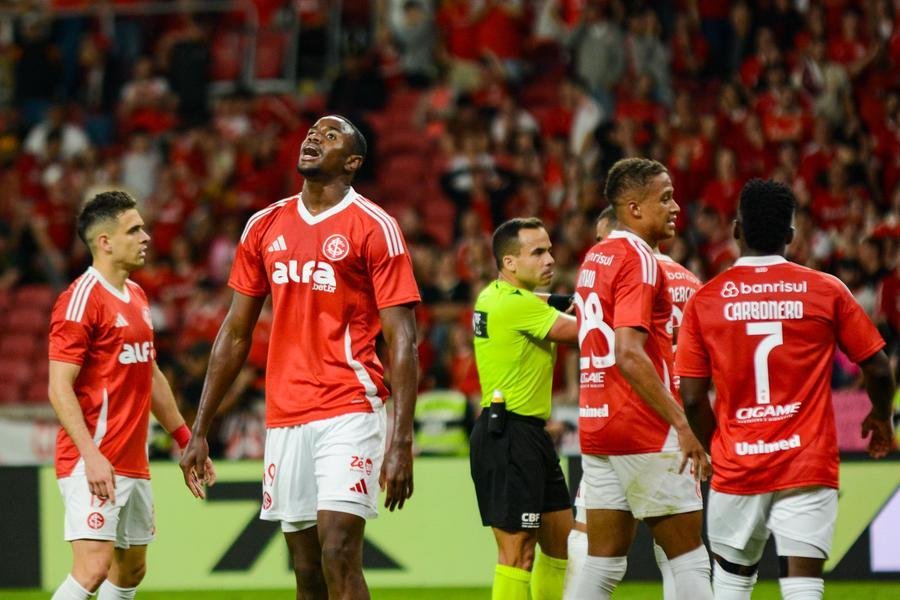 Inter jogou com um jogador a mais desde o primeiro tempo, mas n&atilde;o conseguiu vencer o Atl&eacute;tico-MG em casa