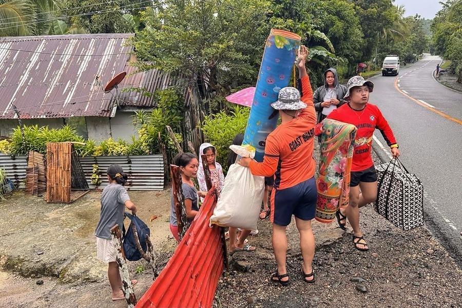 Tuf&atilde;o causa deslocamento de pessoas nas Filipinas