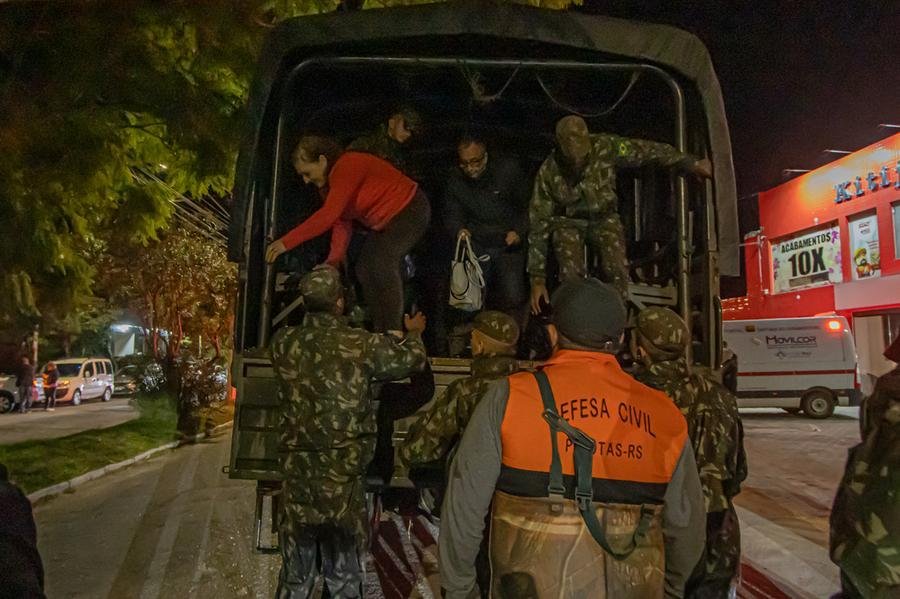 Em Pelotas, centenas de pessoas tiveram ajuda do Ex&eacute;rcito e da Defesa Civil para sair de casa  durante a enchente de maio de 2024
