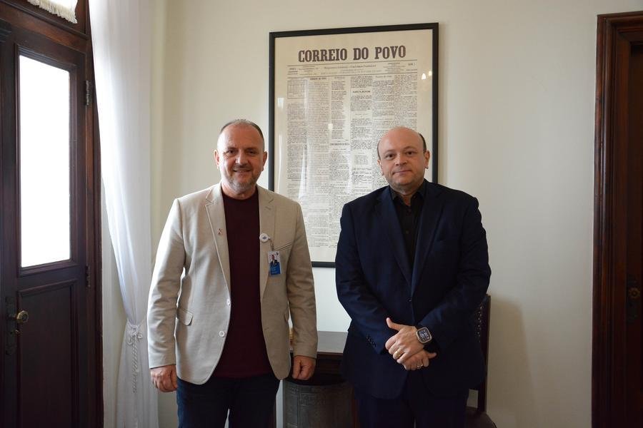 Em visita ao Correio do Povo, o superintendente administrativo do Hospital Moinhos de Vento, Evandro Moraes, junto ao presidente do jornal, Marcelo Dantas