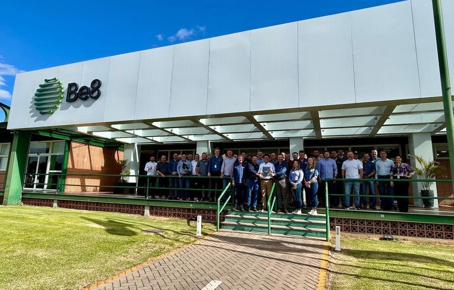 A assinatura ocorreu durante visita t&eacute;cnica &agrave; unidade de produ&ccedil;&atilde;o da Be8 em Passo Fundo e marcou o in&iacute;cio da coopera&ccedil;&atilde;o