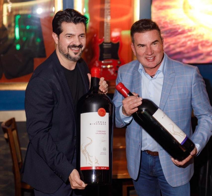 Rafaeli Aguilheiro e Jorge Bischoff brindaram o sucesso das duas marcas &nbsp;no Hard Rock Caf&eacute; Gramado