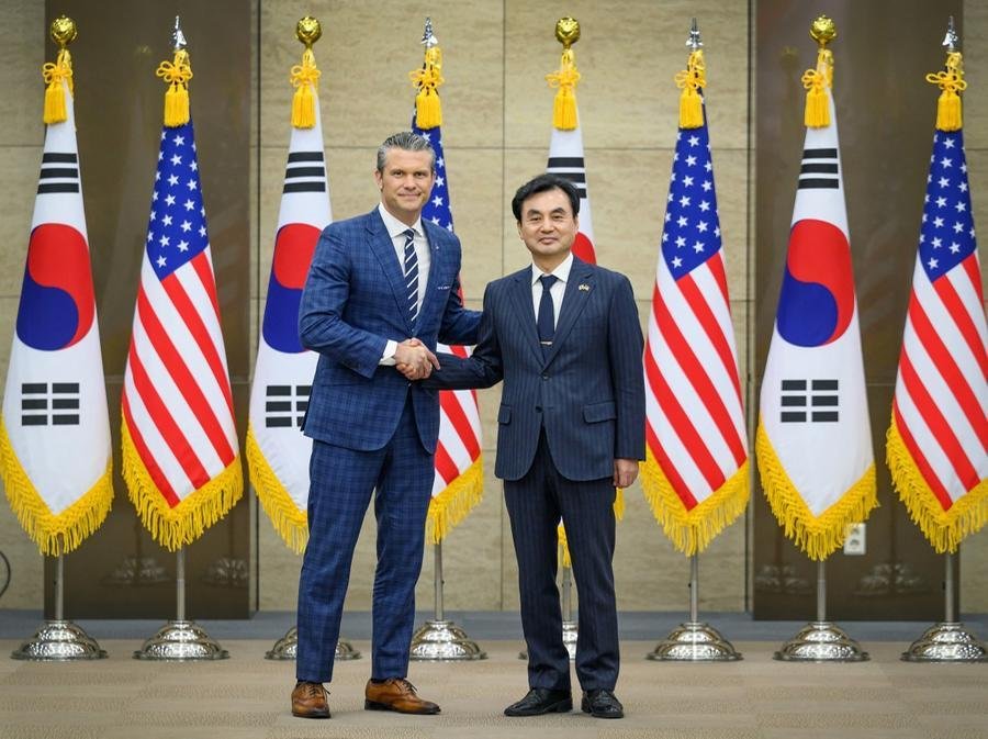 Coreia do Norte lan&ccedil;ou foguetes de artilharia durante visita do chefe do Pent&aacute;gono, afirma Seul