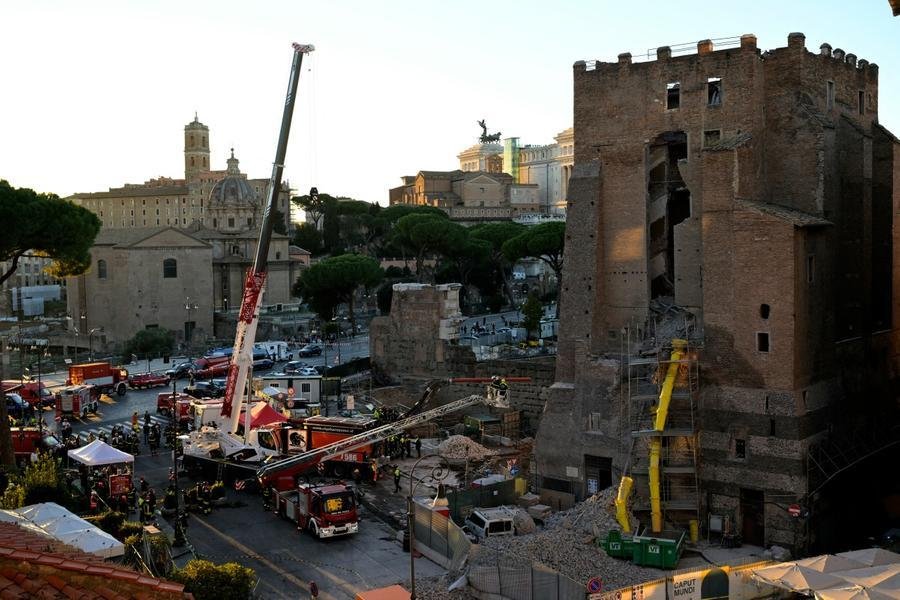 Durante o resgate, os bombeiros utilizaram guindastes para acessar as janelas e um drone para inspecionar o local