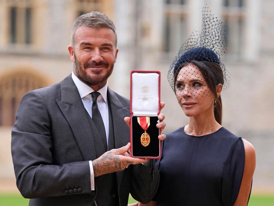 Beckham foi formalmente condecorado pelo Rei Charles III