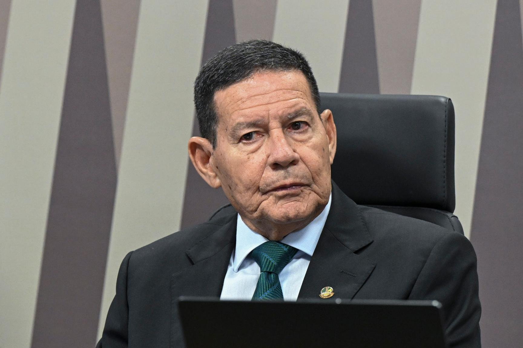 Em nota enviada por sua assessoria, o senador explicou o porqu&ecirc; de ter votado contra a PEC