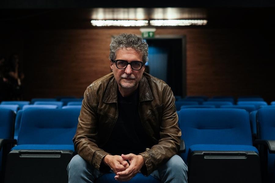 O diretor e roteirista Kleber Mendon&ccedil;a Filho na Sala Eduardo Hirtz da Cinemateca Paulo Amorim em Porto Alegre