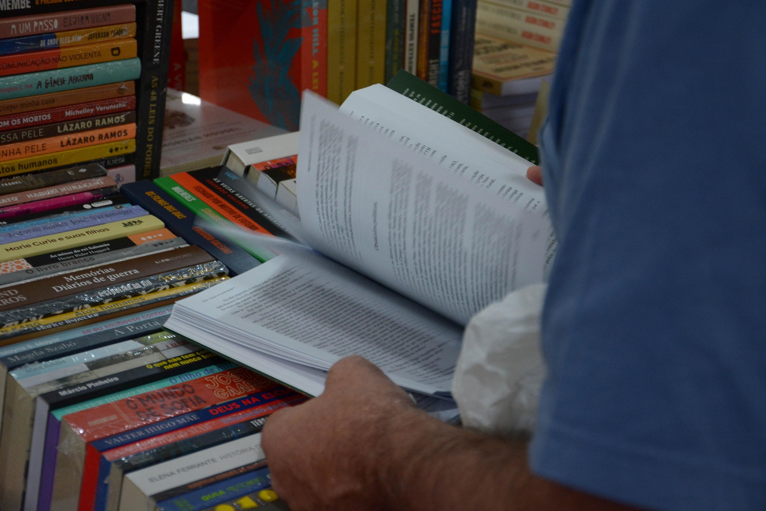 Movimento na 71&ordf; Feira do Livro de Porto Alegre