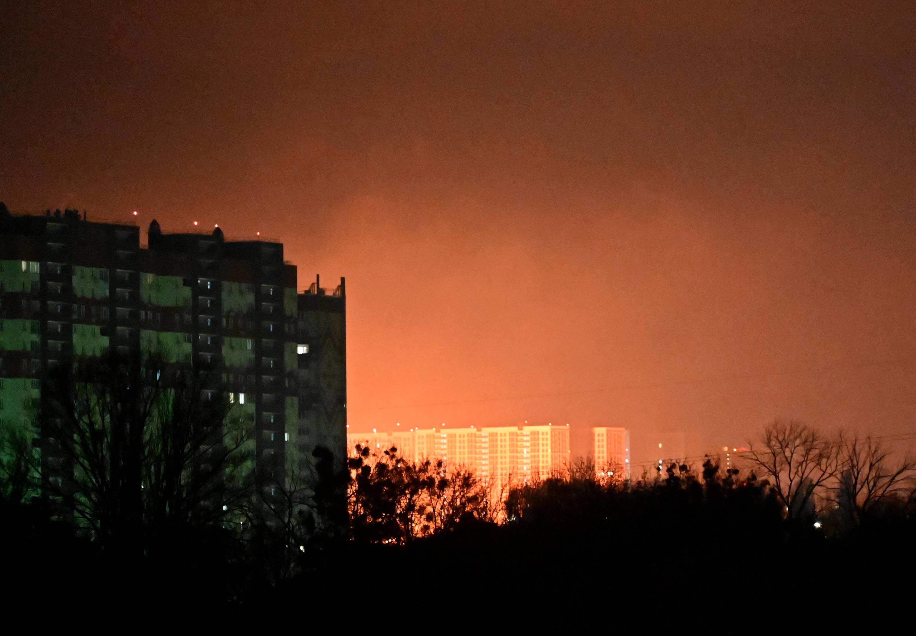 Explos&otilde;es iluminam c&eacute;us da capital ucraniana
