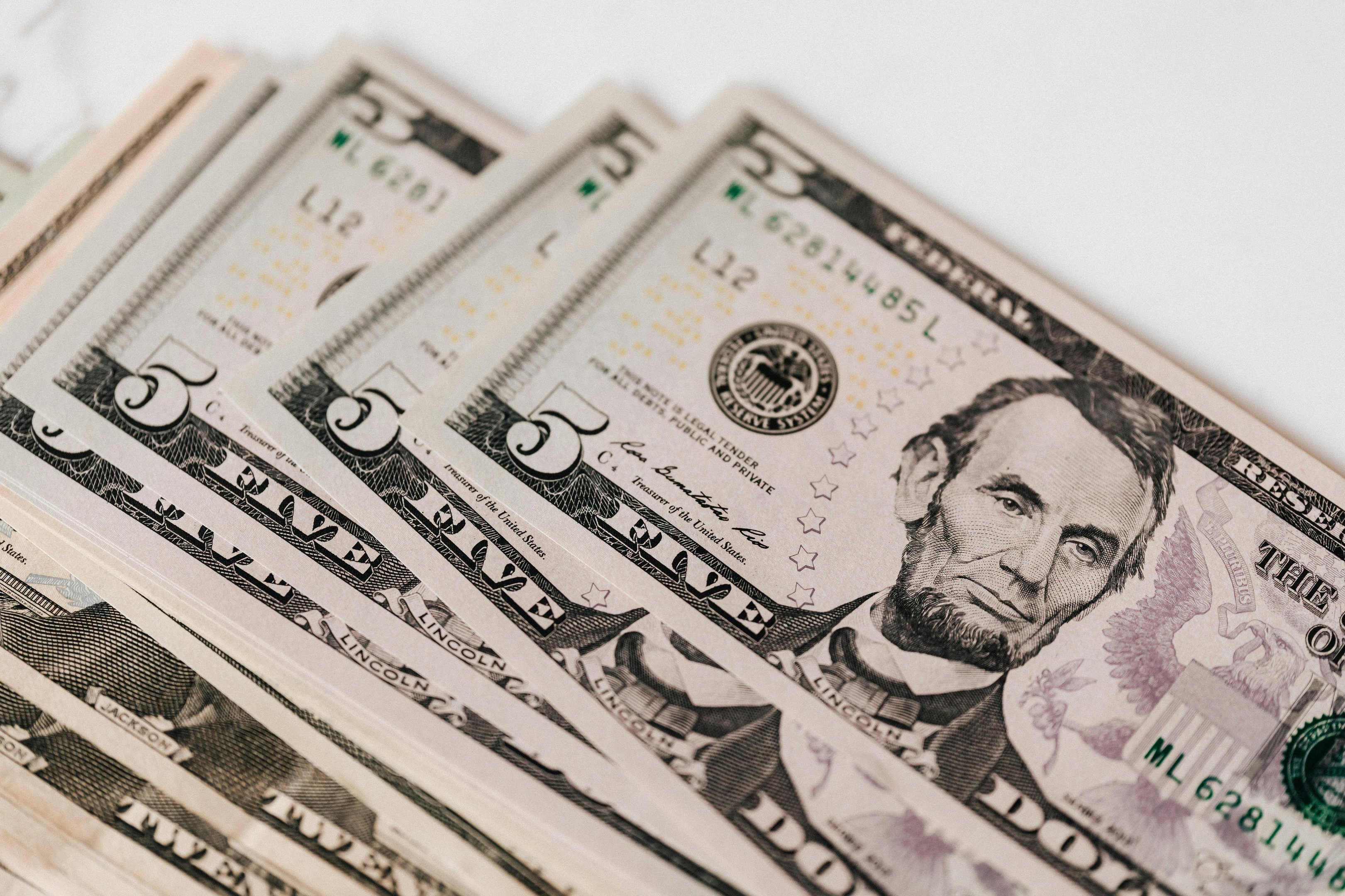 Depois de chegar a R$ 5,25 no in&iacute;cio da tarde, quando registrou m&aacute;xima de R$ 5,2490, o d&oacute;lar &agrave; vista terminou a sess&atilde;o em alta de 0,52%, a R$ 5,2199