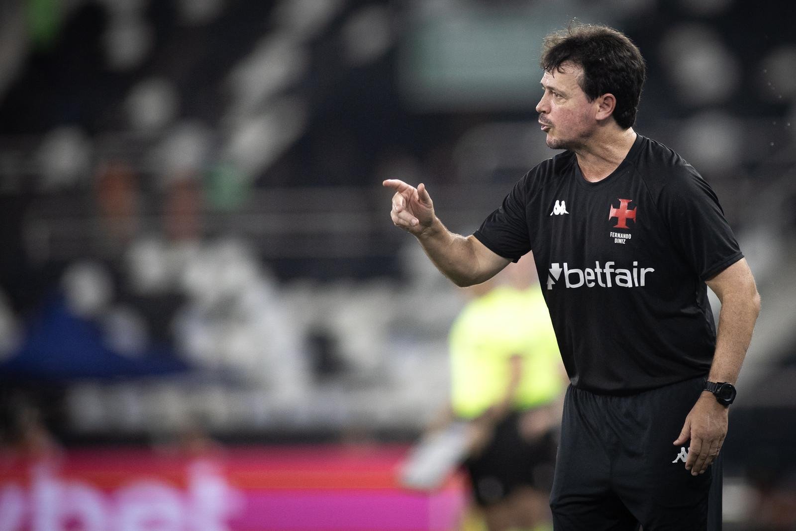 Pressionado, Fernando Diniz assegura perman&ecirc;ncia no Vasco: &ldquo;Nunca pedi demiss&atilde;o&rdquo;