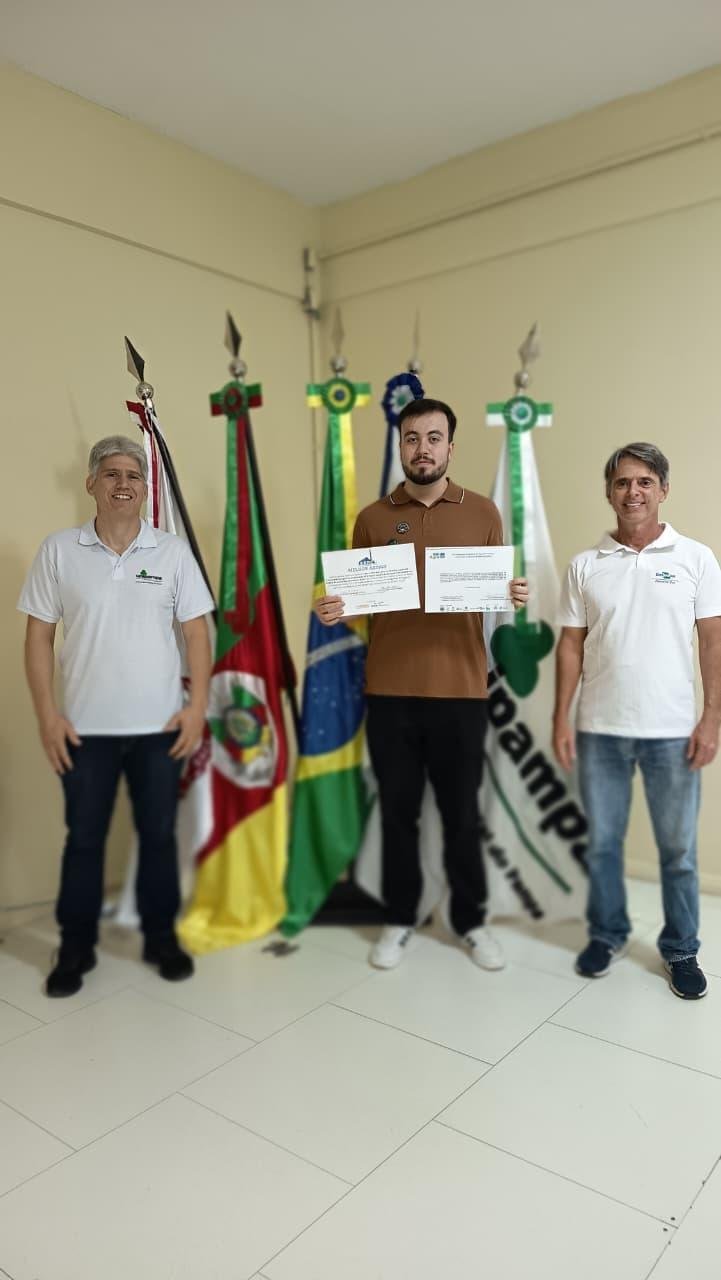 Davi (C) publicou artigos abordando estudos reconhecidos no pa&iacute;s
