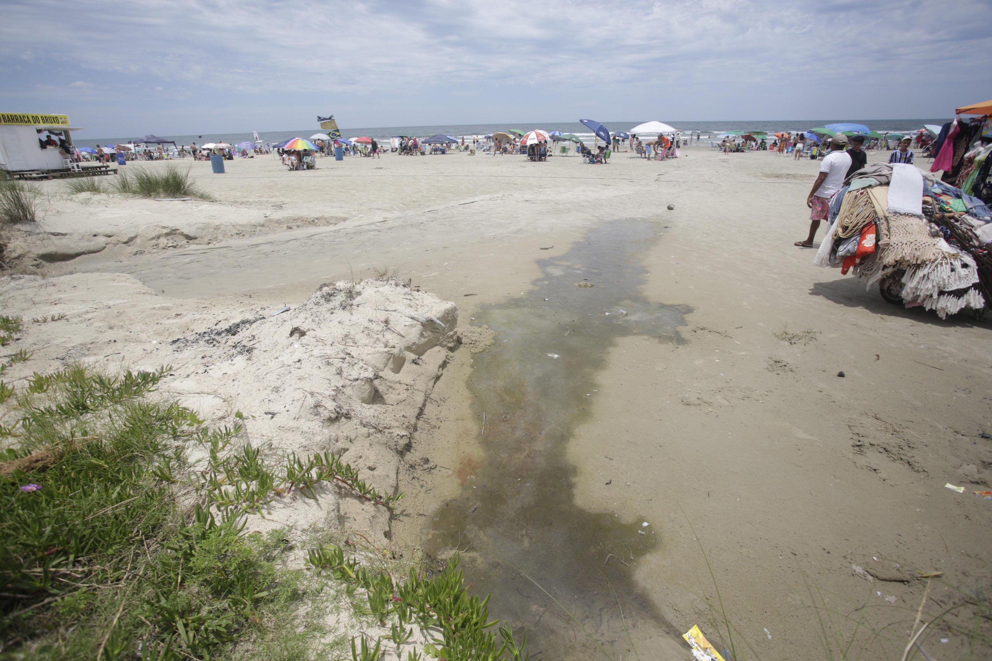 Veranistas e moradores reclamam do problema que acaba por poluir as areias e o mar