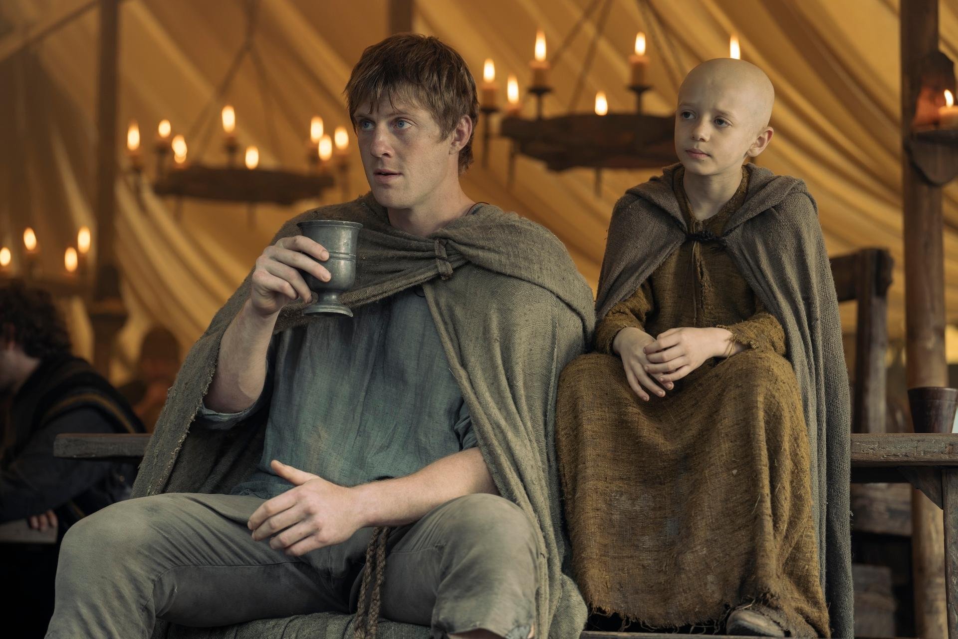 Sor Duncan, o Alto, e seu escudeiro, Egg, vagam por Westeros, enquanto a dinastia Targaryen governava o Trono de Ferro